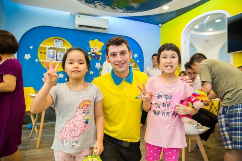 Giáo viên bản xứ tại ALisa chụp hình cùng học viên