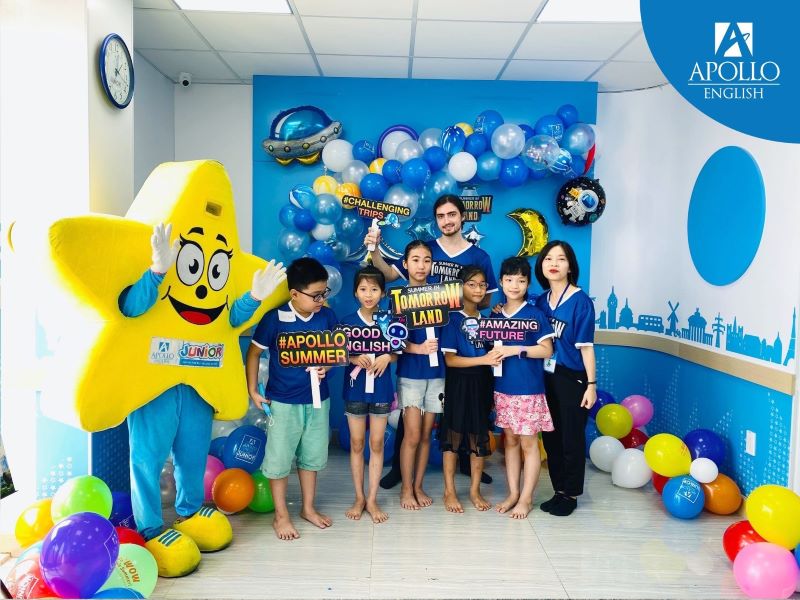 Giáo viên bản xứ tại Apollo English chụp hình cùng học viên