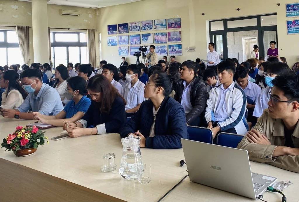 Các bên báo chí, truyền thông và học sinh lắng nghe về thể thức thi