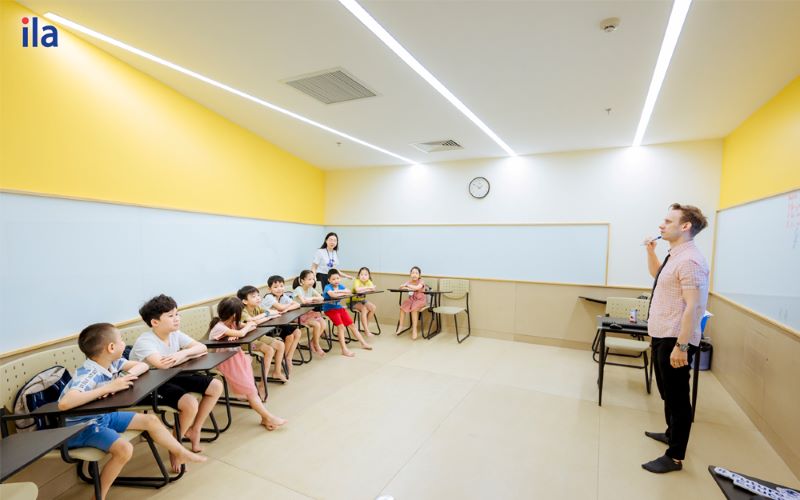 Các bé nghe thầy giảng bài tại ILA