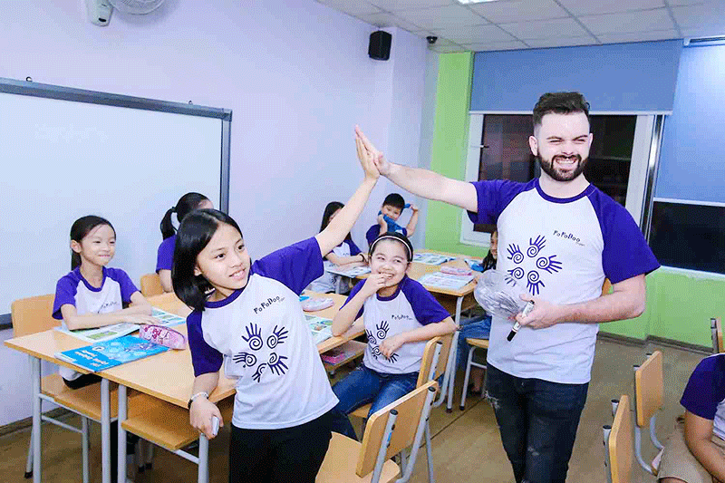 Giáo viên bản xứ cùng học viên tại một lớp học ở Popodoo
