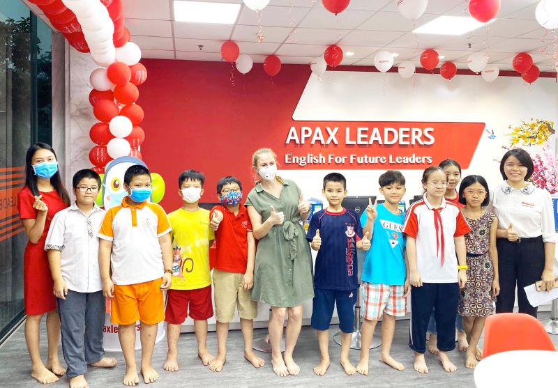 những học viên cùng giáo viên tại Apax Leaders
