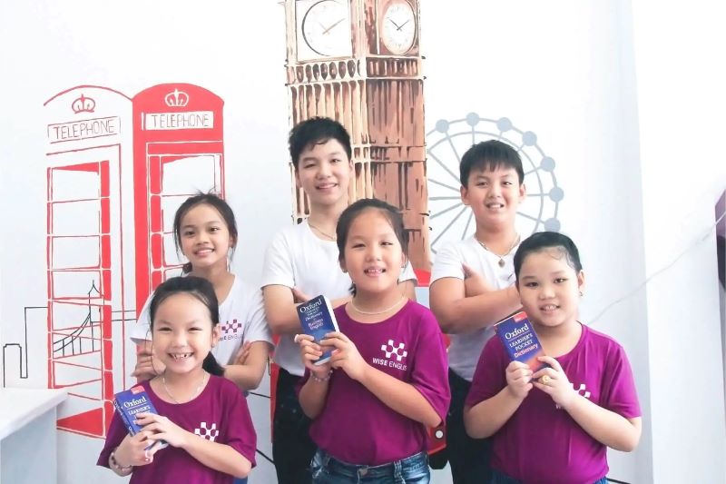 Trẻ em học tại trung tâm WISE KIDS TEENS