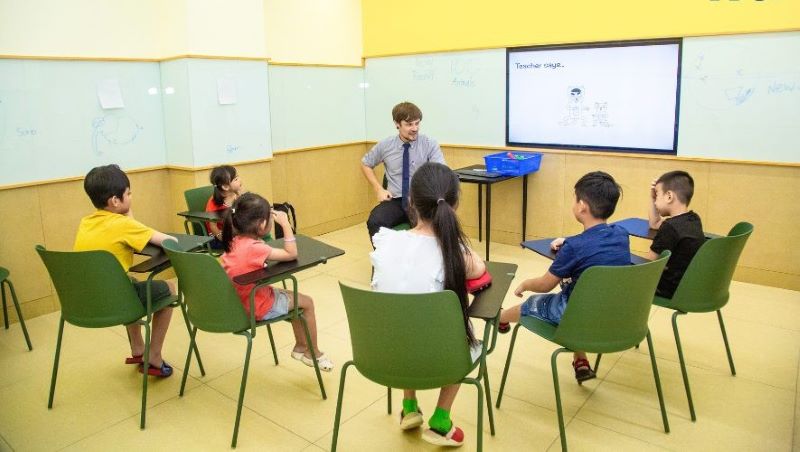 học viên cùng giáo viên tại ILA Class