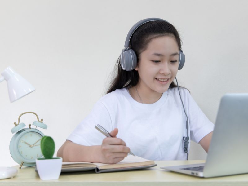 Học sinh đang học đọc